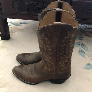 Ariat womens boots. W9. Super comfortable. Worn about 3 times. In good condition